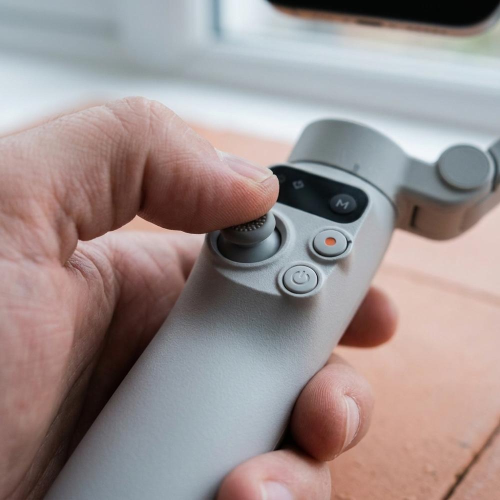 Kolmiakselinen kannettava gimbal-vakain älypuhelimelle videon kuvaukseen