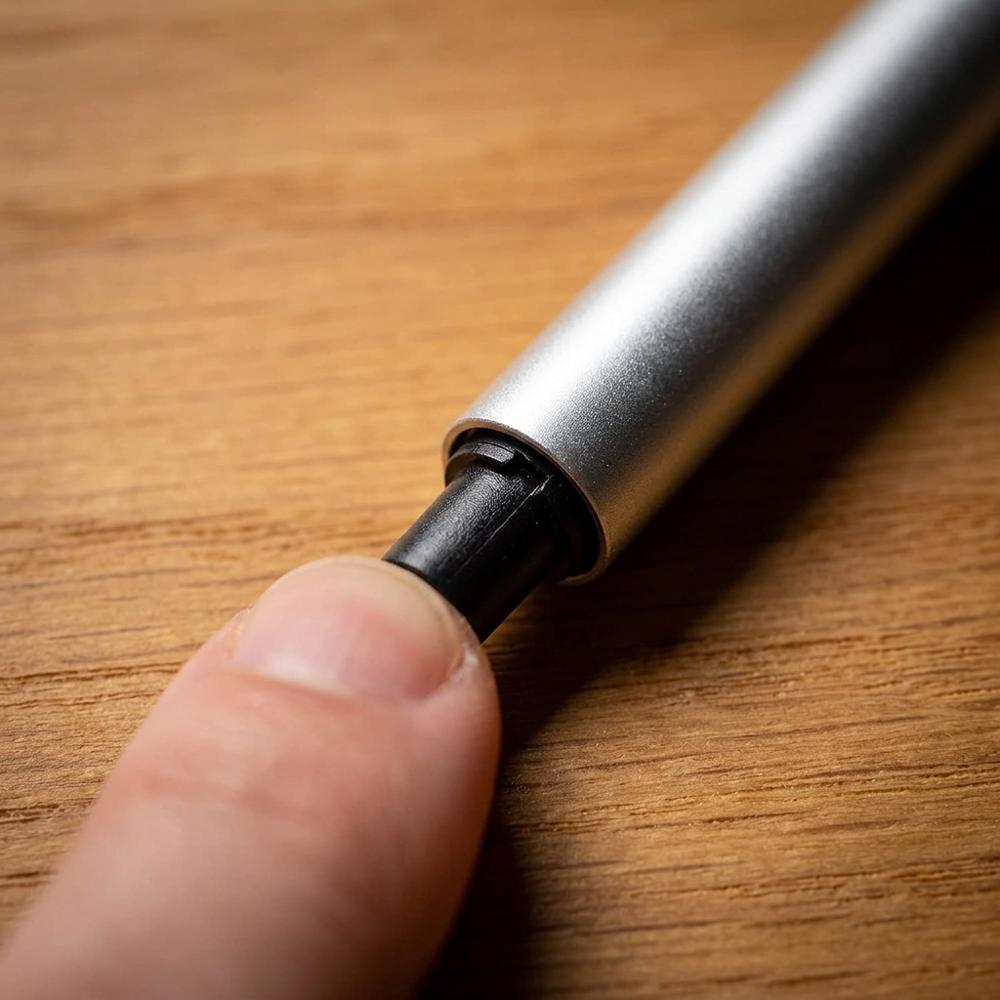 pen-style precision eraser for catchlights and single hair strands
